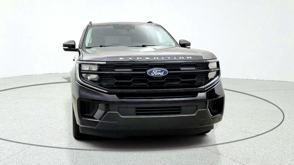 Used 2025 Ford Expedition Active AWD/4WD image 2