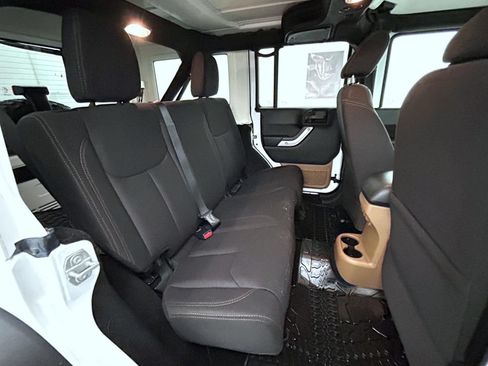 Used 2017 Jeep Wrangler Unlimited Rubicon w/ Connectivity Group AWD/4WD image 18