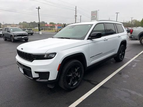 Used 2023 Jeep Grand Cherokee L Laredo RWD image 3