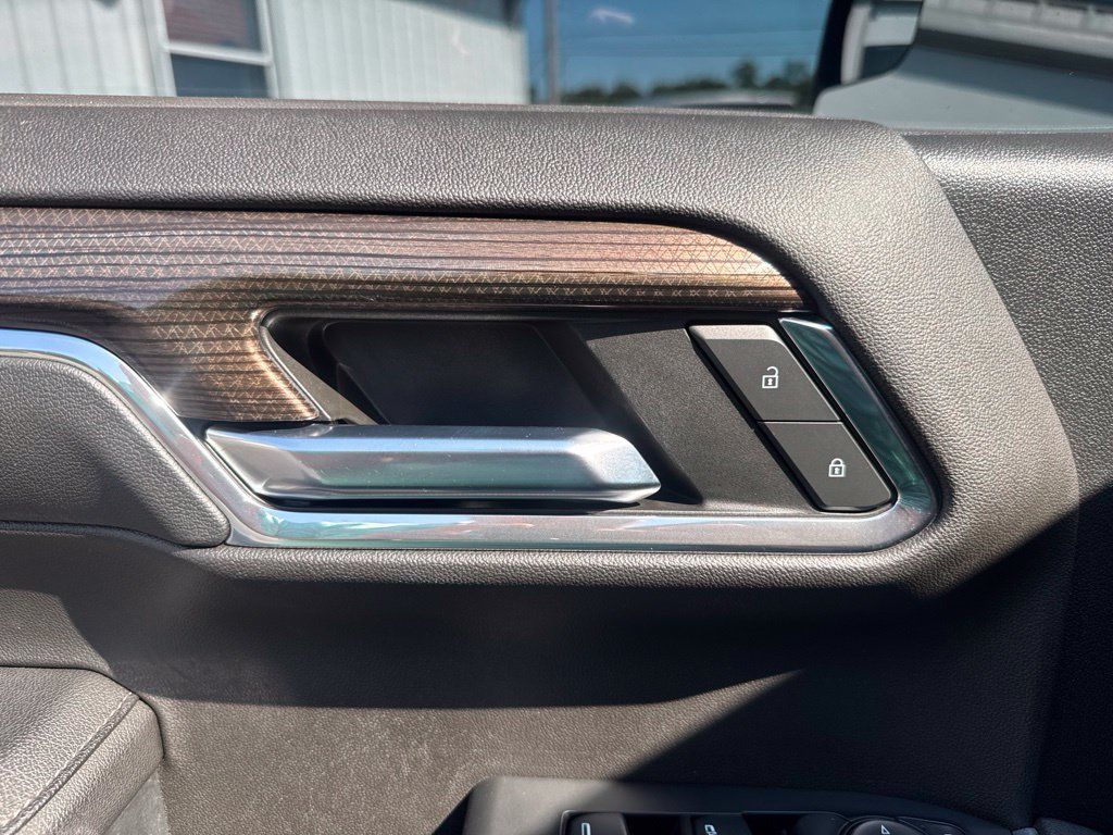 Used 2023 Chevrolet Silverado 1500 LT w/ Leather Package AWD/4WD image 31
