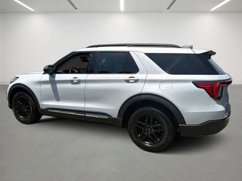 Used 2025 Ford Explorer Active AWD/4WD image 3