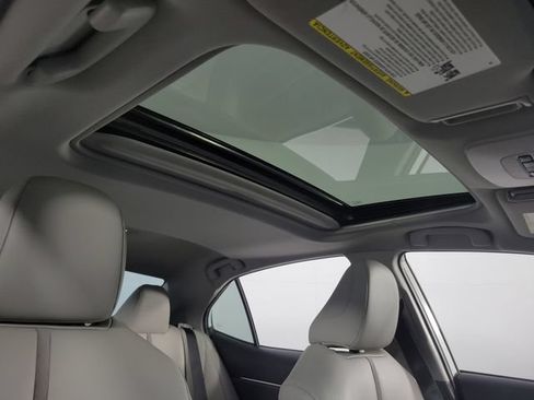 Used 2019 Toyota Camry SE w/ Convenience Package FWD image 21