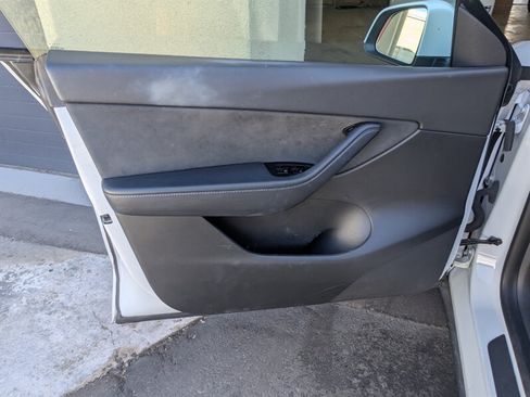 Used 2021 Tesla Model Y Long Range AWD/4WD image 18