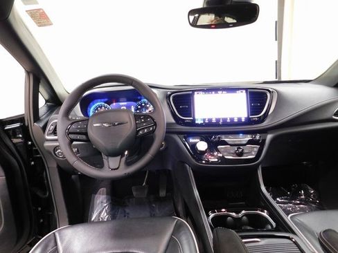 Used 2025 Chrysler Pacifica Limited image 8