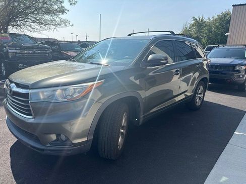 Used 2015 Toyota Highlander XLE FWD image 2