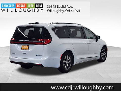 Used 2025 Chrysler Pacifica Pinnacle image 8