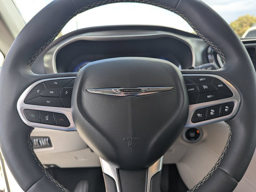 Used 2024 Chrysler Pacifica Touring-L FWD image 20