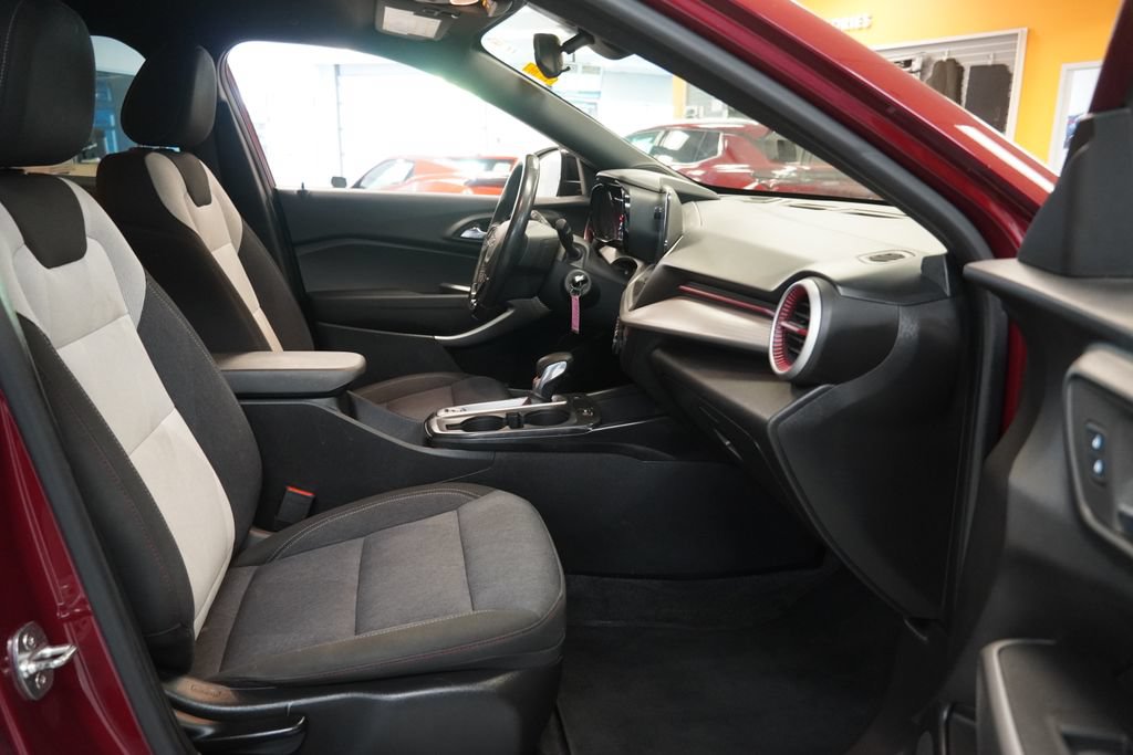 Used 2024 Chevrolet Trax RS FWD image 33