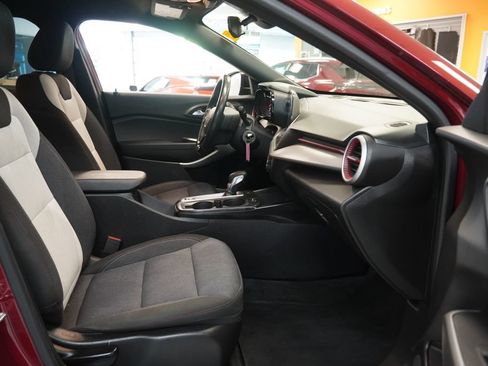 Used 2024 Chevrolet Trax RS FWD image 33