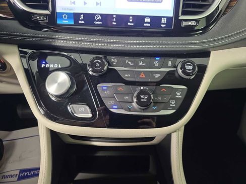 Used 2024 Chrysler Pacifica Limited image 16