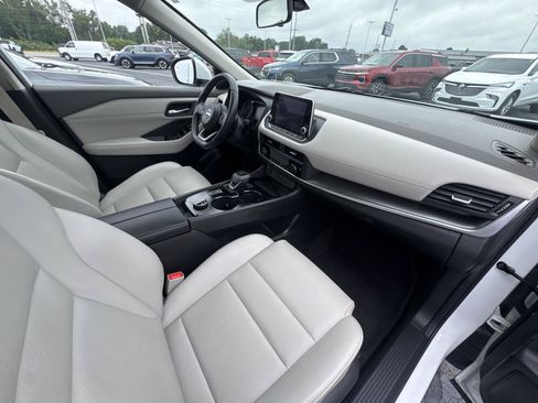Used 2024 Nissan Rogue SV w/ SV Premium Package AWD/4WD image 17