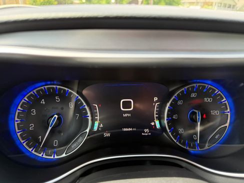 Used 2019 Chrysler Pacifica Touring-L Plus FWD image 17