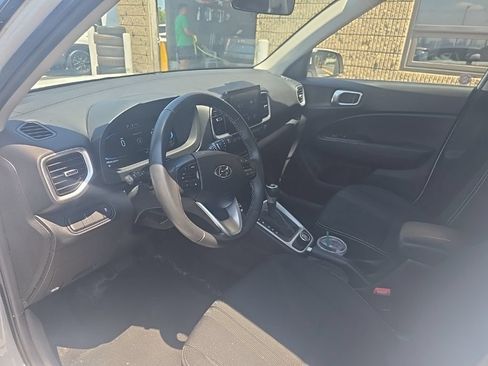 Used 2025 Hyundai Venue FWD image 7
