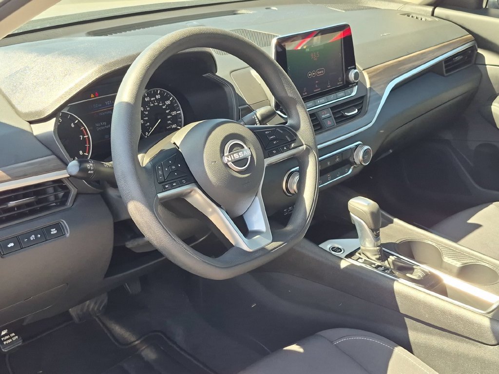Used 2025 Nissan Altima 2.5 SV FWD image 15