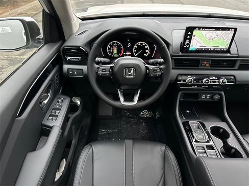 New 2025 Honda Pilot Touring image 23