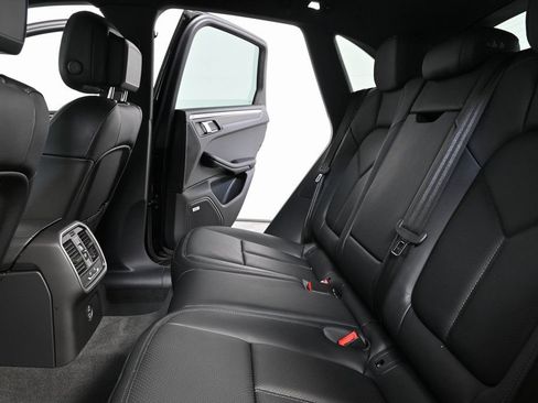 Used 2026 Porsche Macan AWD/4WD image 18