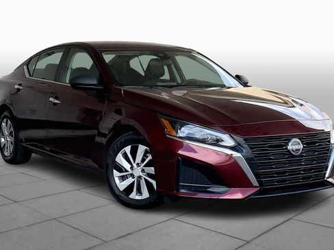 Used 2024 Nissan Altima 2.5 SV image 3