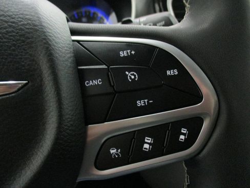 Used 2022 Chrysler Pacifica Touring-L image 27