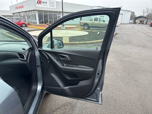 Used 2019 Chevrolet Trax LT w/ LT Convenience Package image 18