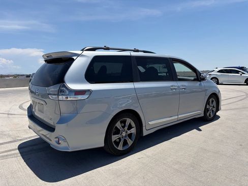 Used 2015 Toyota Sienna SE Premium FWD image 3