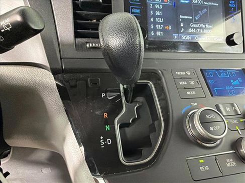 Used 2015 Toyota Sienna LE FWD image 28