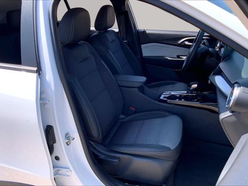 Used 2025 Chevrolet Trax LT FWD image 9