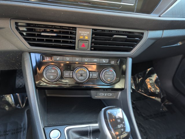 Certified 2023 Volkswagen Jetta SE w/ Panoramic Sunroof Package FWD image 17
