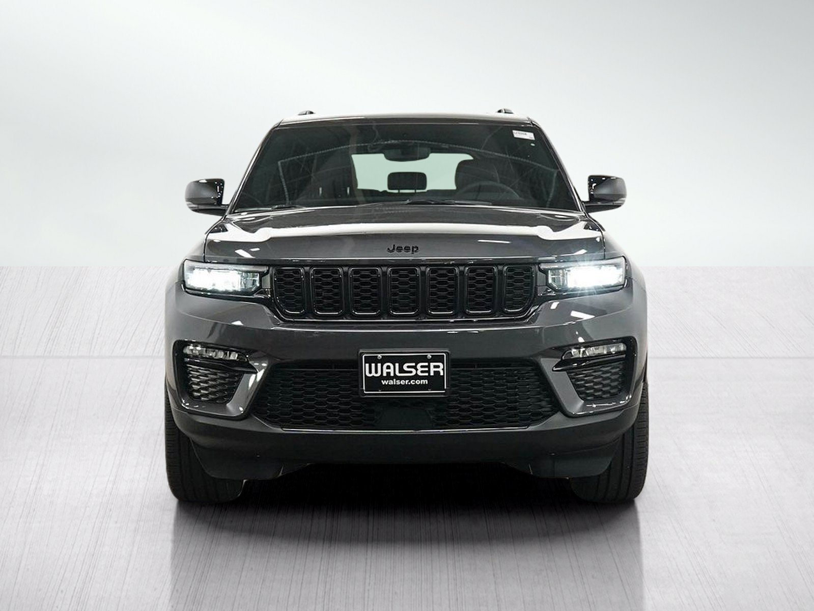 Used 2024 Jeep Grand Cherokee Limited w/ Black Appearance Package AWD/4WD image 8