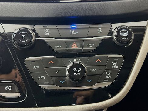 Used 2022 Chrysler Pacifica Touring-L FWD image 23