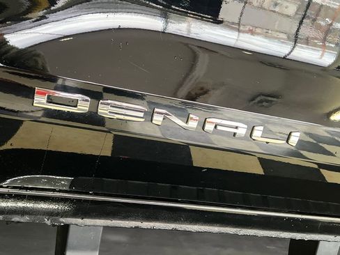 Used 2025 GMC Canyon Denali image 7