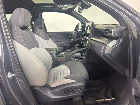 Used 2025 Toyota Tacoma TRD Sport w/ TRD Sport Upgrade Package image 4