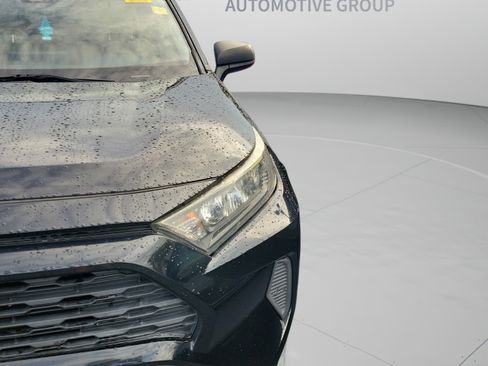 Used 2019 Toyota RAV4 LE FWD image 10
