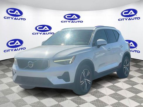 Used 2023 Volvo XC40 B5 Core AWD/4WD image 7