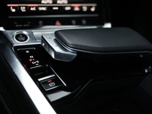 Used 2022 Audi e-tron Premium Plus image 40