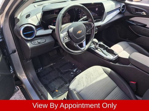 Used 2025 Chevrolet Trax LT w/ LT Convenience Package FWD image 11