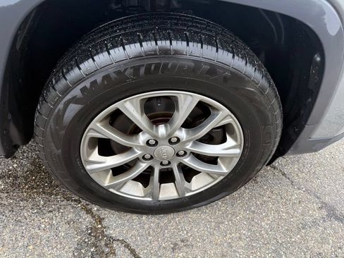 Used 2019 Jeep Cherokee Latitude Plus w/ Cold Weather Group AWD/4WD image 15