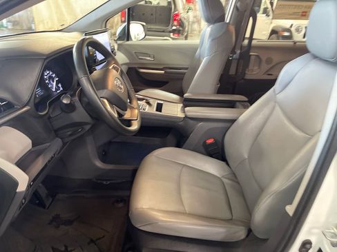 Certified 2023 Toyota Sienna XLE AWD/4WD image 13