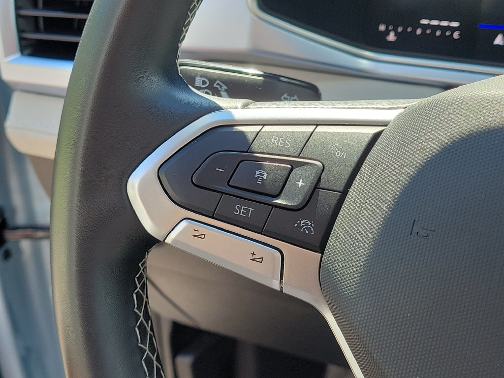 Used 2025 Volkswagen Taos SE w/ Panoramic Sunroof Package FWD image 30