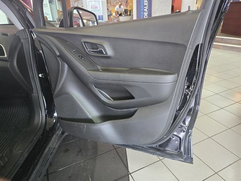 Used 2019 Chevrolet Trax LT w/ LT Convenience Package image 12