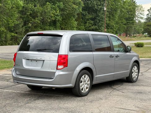 Used 2019 Dodge Grand Caravan SE FWD image 4