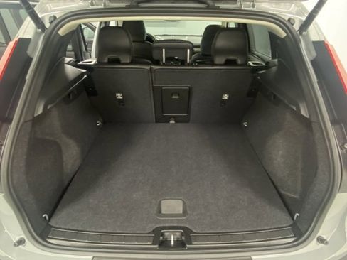 Used 2025 Volvo XC40 B5 Core image 9