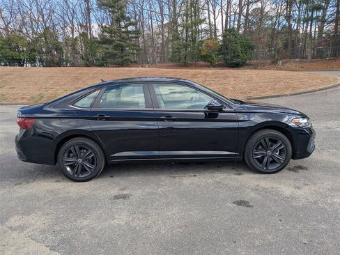 Used 2023 Volkswagen Jetta SE image 3