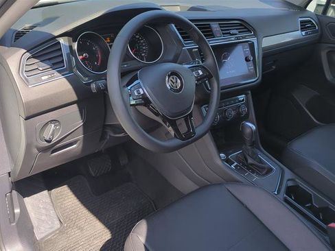 Used 2020 Volkswagen Tiguan SE image 37