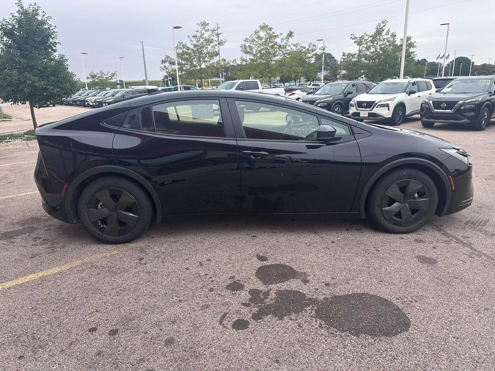 Used 2025 Toyota Prius LE FWD image 4