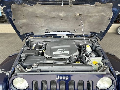 Used 2013 Jeep Wrangler Unlimited Sahara w/ Max Tow Pkg AWD/4WD image 88