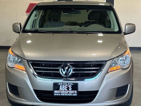 Used 2009 Volkswagen Routan SE image 3