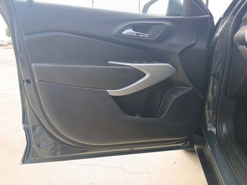 Used 2025 Chevrolet Trax LS w/ LS Convenience Package FWD image 17