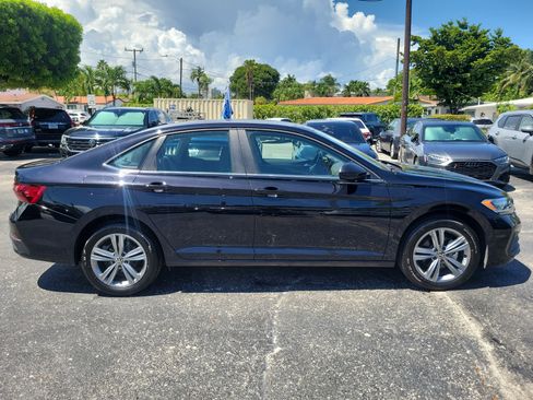 Certified 2024 Volkswagen Jetta SE w/ Panoramic Sunroof Package FWD image 4