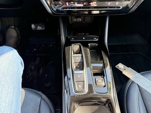 Used 2022 Chevrolet Bolt EUV Premier image 22