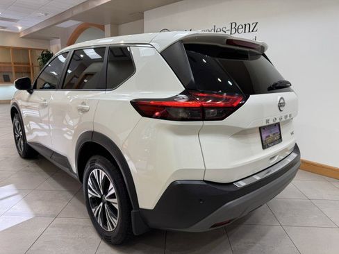 Used 2022 Nissan Rogue SV image 3